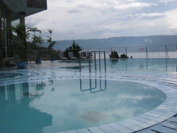 Infinity Pool Cantik Selain di Bali (cottageparapat.com)