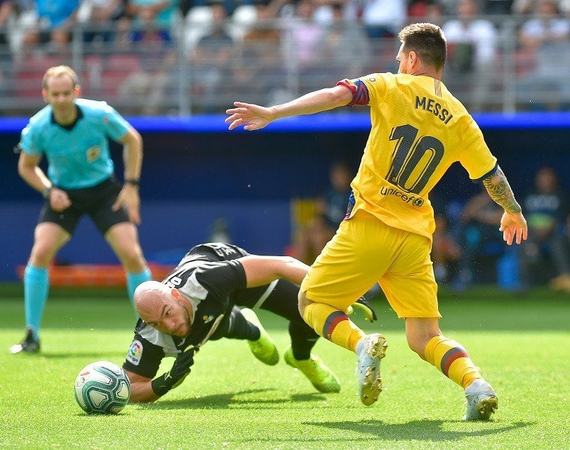 Pemain Barcelona Lionel Messi menjebol gawang Eibar dalam pertandingan La Liga, Sabtu (19/10/2019) [AFP]