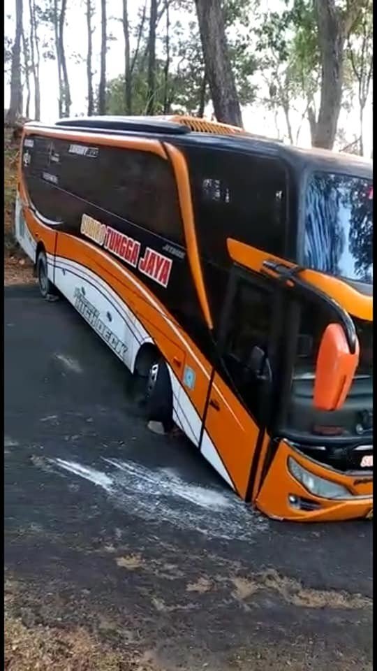 Bus tersesat di Wonogiri. (Facebook/Setiyono Nano‎)