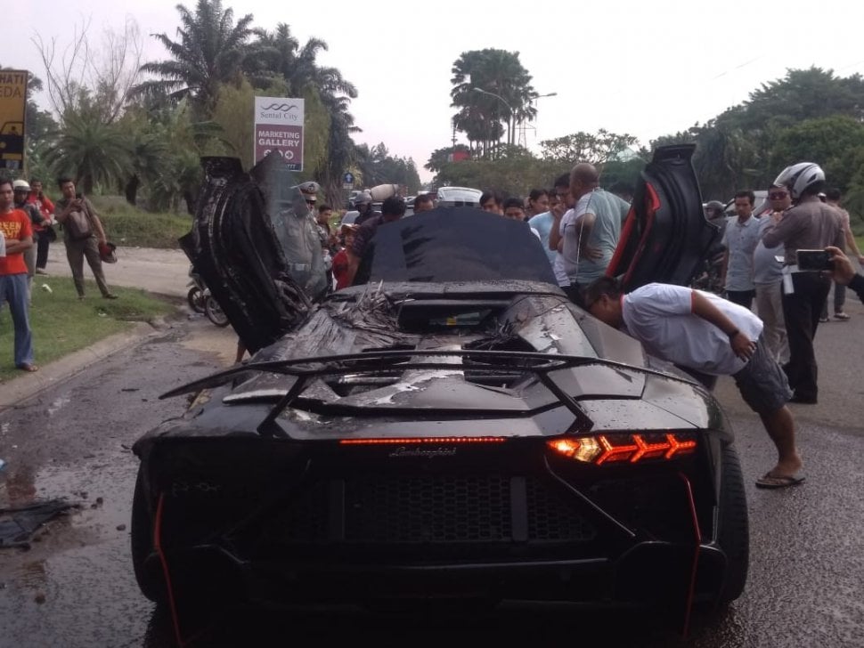 Lamborghini Aventador yang diduga milik aktor Raffi Ahmad terbakar di Sentul, Jawa Barat, Sabtu (19/10/2019). [Istimewa]