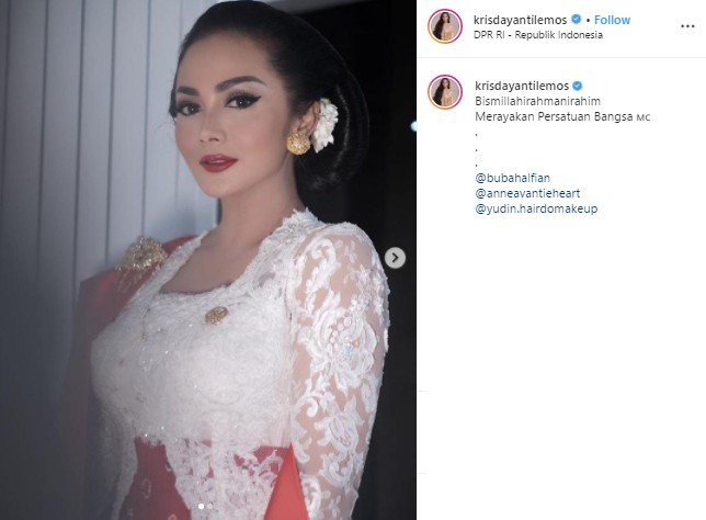 Gaya Krisdayanti di Pelantikan Presiden. (Instagram/@krisdayantilemos)