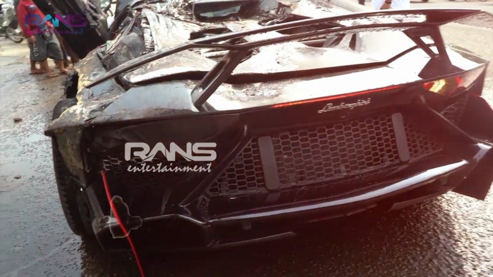 Lamborghini Aventador Roadster milik Raffi Ahmad yang terbakar. (YouTube/Rans Entertainment)
