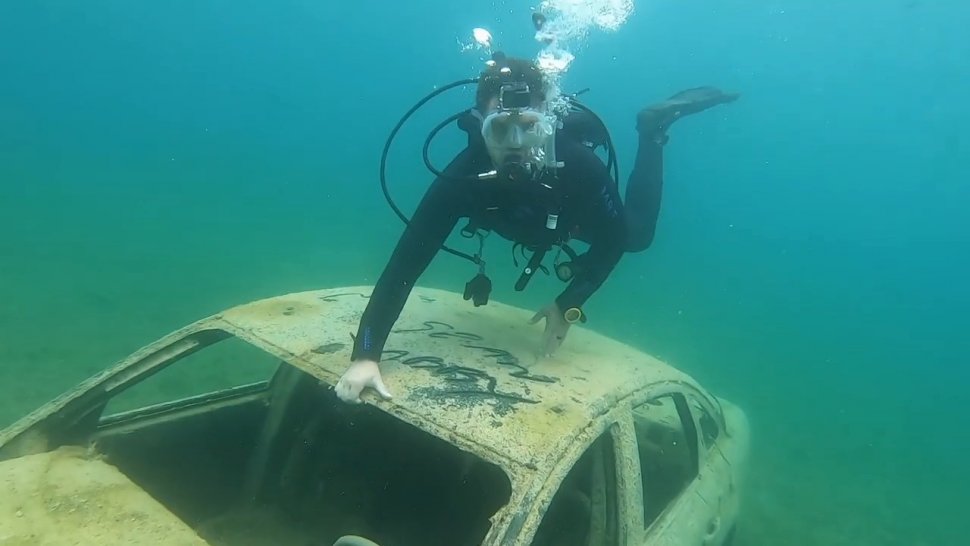 Mobil di Dasar Danau. (YouTube/The River Stewards)