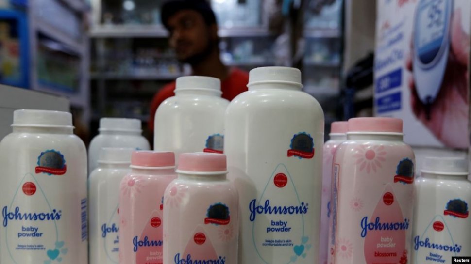 Bedak bayi Johnson & Johnson (foto: ilustrasi by VOA Indonesia).