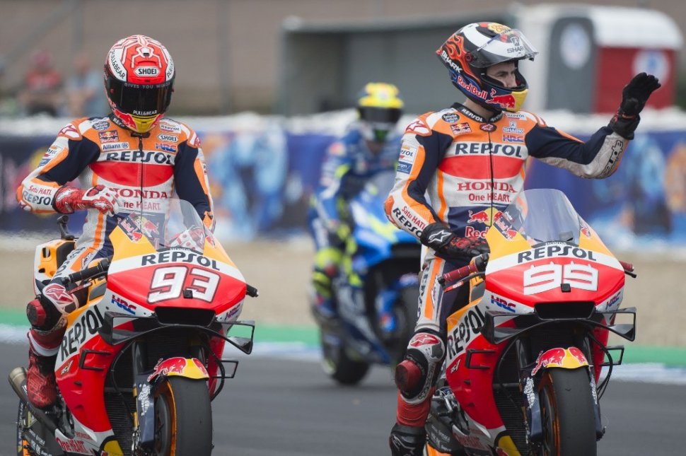 Duet pebalap Repsol Honda, Jorge Lorenzo (kanan) dan Marc Marquez, melambaikan tangan kepada para fans saat sesi latihan bebas ketiga MotoGP Spanyol di Sirkuit Jerez, Sabtu (4/5/2019). [AFP/Jorge Guerrero]