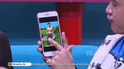 Ruben Onsu sedang perlihatan foto lelaki di ponsel Barbie Kumalasari. 