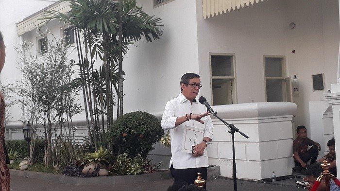 Yasonna Laoly seusai menghadap Presiden Joko Widodo di Istana Kepresidenan. (Suara.com/Ummi HS).