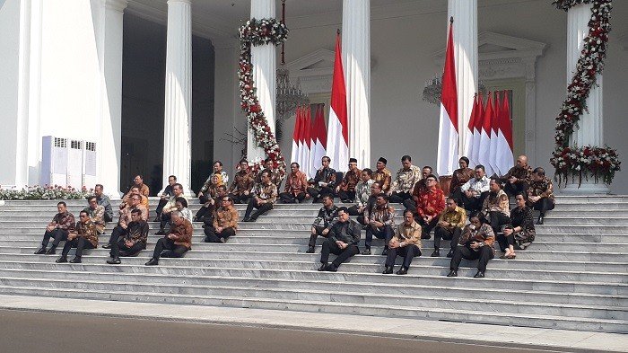 Jokowi dan Maruf ketika umumkan Kabinet Indonesia Maju periode 2019-2024 di tangga Istana Merdeka. (Suara.com/Ummi HS).