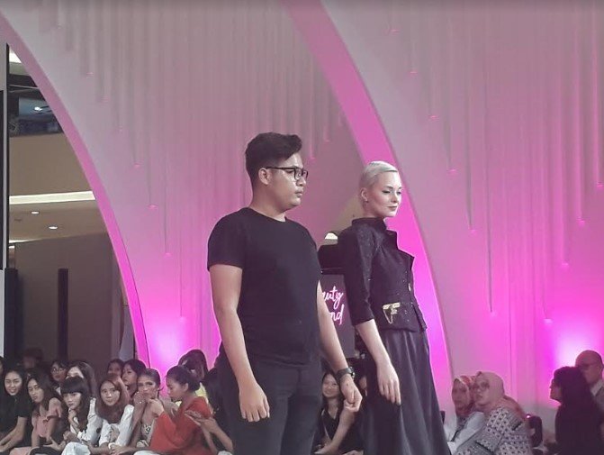 Make Over MUA Hunt 2019 Showcase di Senayan City, Jakarta Selatan, Selasa (22/10/2019). (Suara.com/Vessy Frizona)