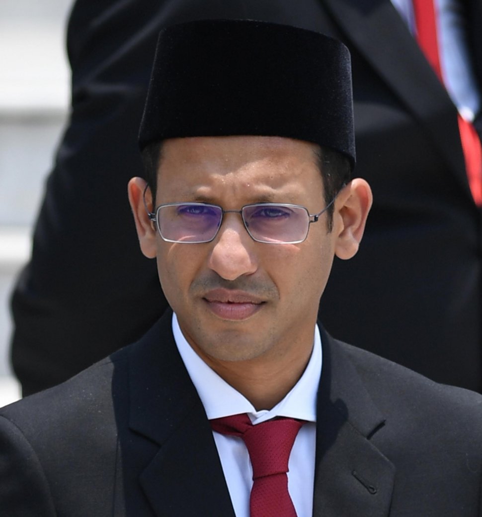Mendikbud Nadiem Makarim mengikuti foto bersama seusai pelantikan menteri Kabinet Indonesia Maju di Beranda Istana Merdeka, Jakarta, Rabu (23/10/2019). [ANTARA FOTO/Wahyu Putro]