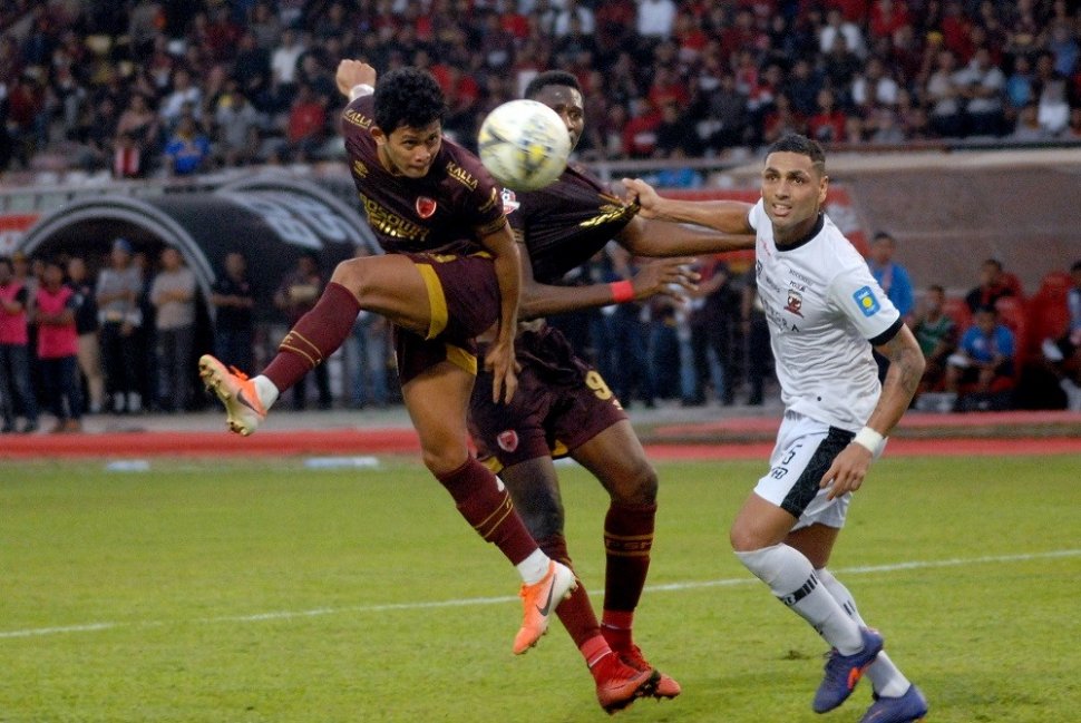 Pesepakbola PSM Makassar Rizky Pellu (kiri) dan Amido Balde (tengah) berebut bola dengan pesepakbola Madura United Jaime Xavier (kanan) dalam lanjutan Liga 1 2019 di Stadion Andi Mattalatta, Makassar, Sulawesi Selatan, Kamis (24/10/2019). Tuan rumah PSM Makassar kalahkan Madura United dengan skor 1-0. ANTARA FOTO/Abriawan Abhe/nz