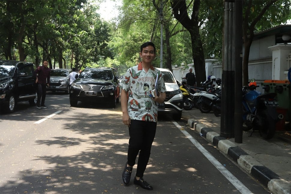 Putra pertama Presiden Joko Widodo, Gibran Rakabuming Raka berjalan menuju kediaman Megawati Soekarnoputri di Jalan Teuku Umar, Menteng, Jakarta, Kamis (24/10).[Suara.com/Angga Budhiyanto]