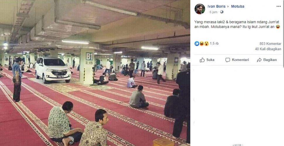 Potret mobil yang nyempil di tengah ibadah solat jumat. (Facebook/Ivan Boris‎)