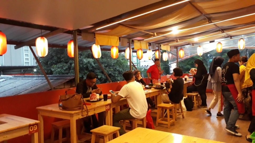 Suasana restoran Miyazaki Japanese Grill. (Suara.com/Dinda Rachmawati)