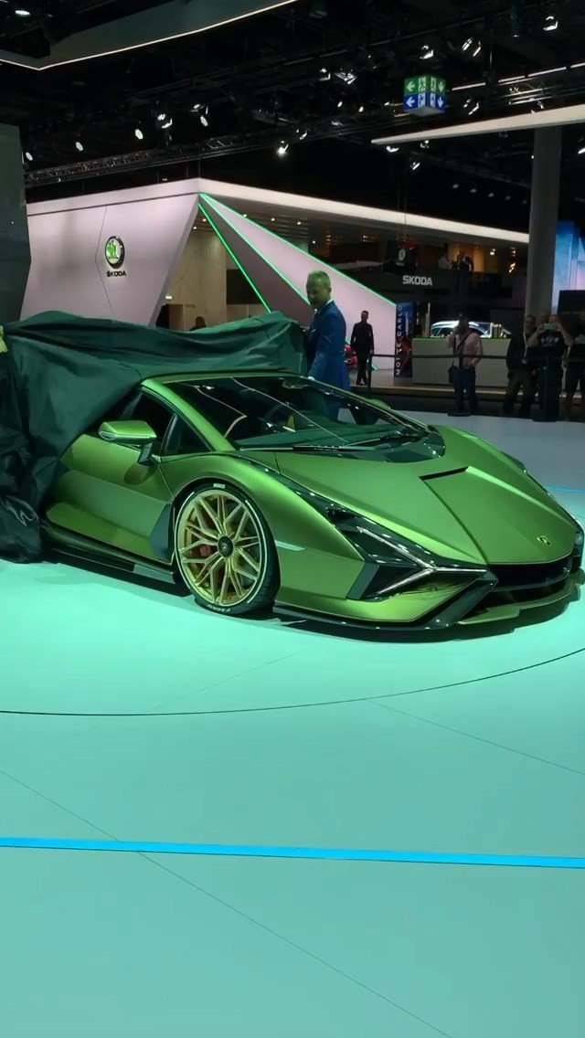 Mobil Hybrid Lamborghini Sian FKP 37. (Instagram/supercarblondie)