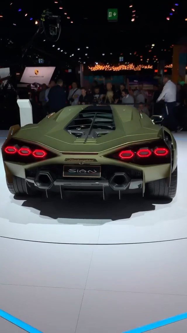 Mobil Hybrid Lamborghini Sian FKP 37. (Instagram/supercarblondie)
