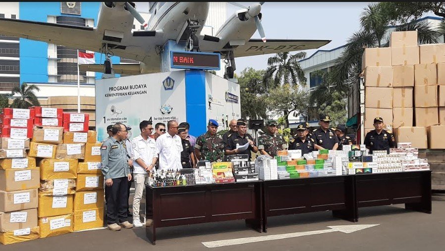 Konferensi pers penyitaan rokok elektrik ilegal di Lapangan Hitam, Bea Cukap Pusat, Rawamangun, Jakarta Timur, Jumat (25/10/2019). (Suara.com/Dini Afrianti Efendi)