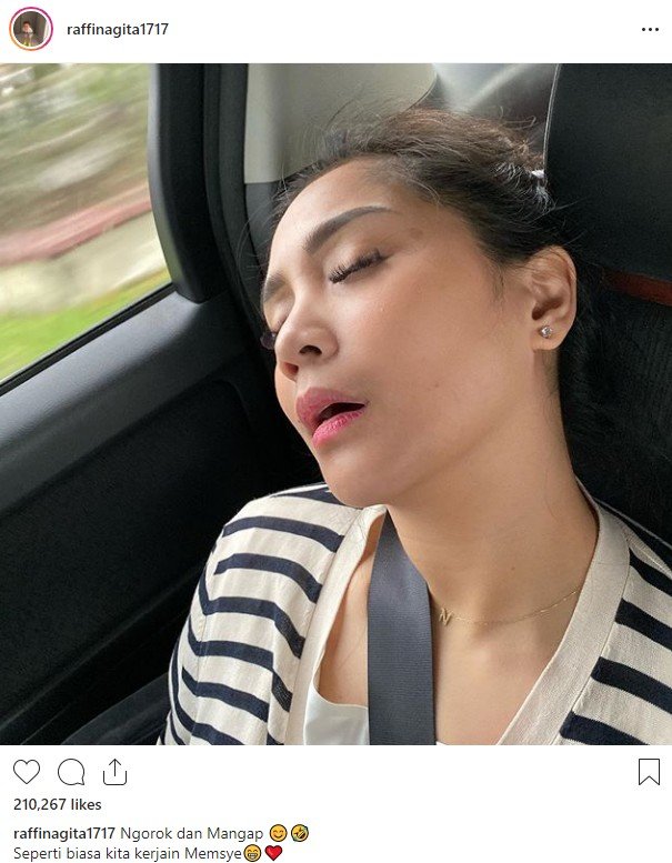 Ekspresi saat tidur dari Nagita Slavina saat ketiduran di mobil. (Instagram/@raffinagita1717)