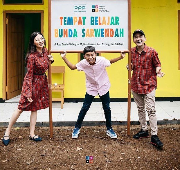 Ruben Onsu bersama Sarwendah dan Betrand Peto meresmikan "Tempat Belajar Bunda Sarwendah" di Sukabumi, Jawa Barat. [Instagram]