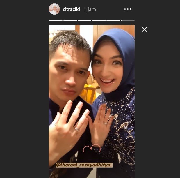 Rezky Aditya dan Citra Kirana pamer cincin usai acara lamaran. [Instagram]