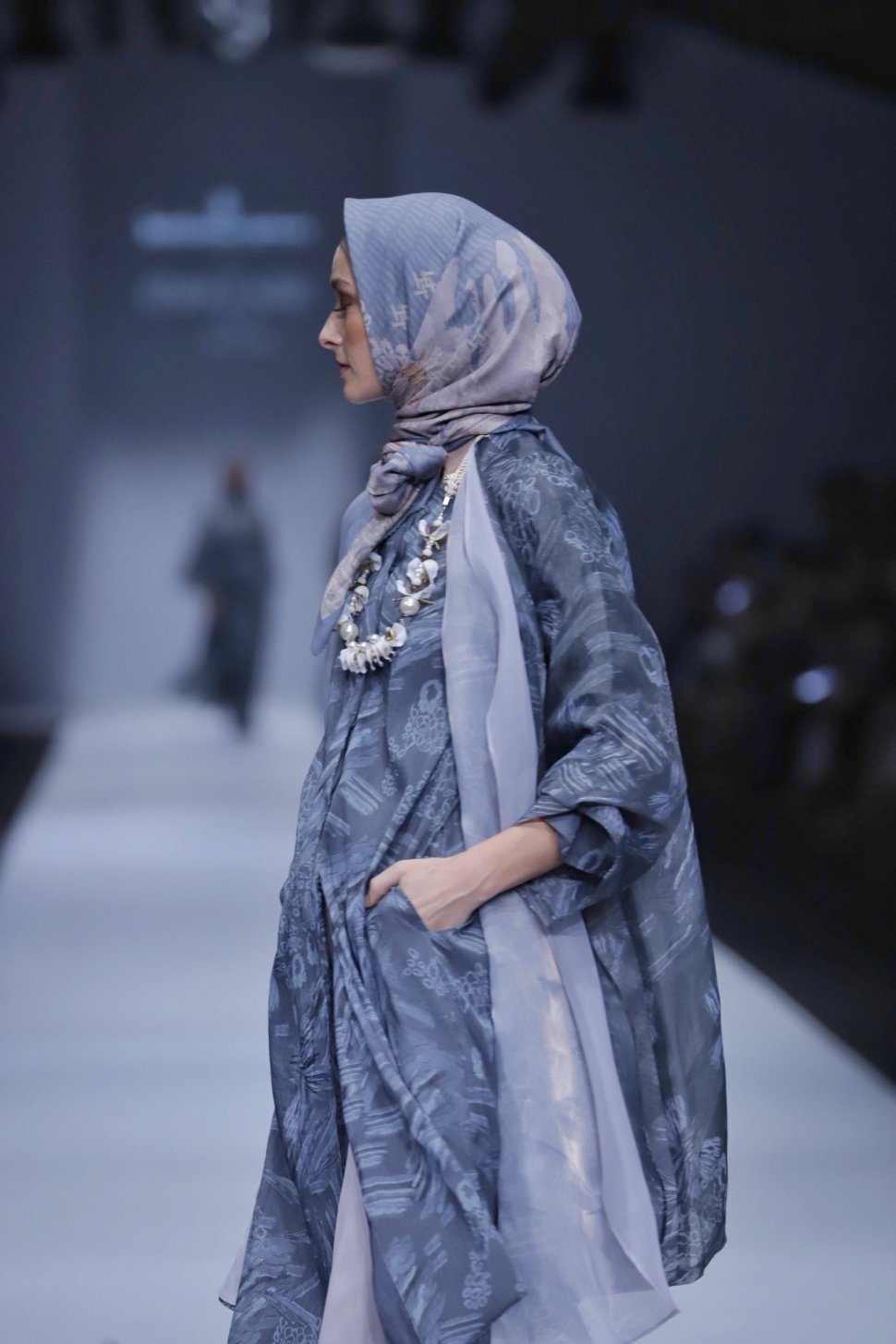 Mengangkat tema persahabatan, Lira Krisnalisa (Jenna & Kaia) dan Linda Anggrea (Buttonscarves) bersama-sama memamerkan karya bertajuk Les Amitiés di gelaran Jakarta Fashion Week 2020. (Dok. Buttonscarves)