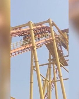 Roller coaster macet dalam keadaan terbalik gara-gara mati lampu. (Weibo)