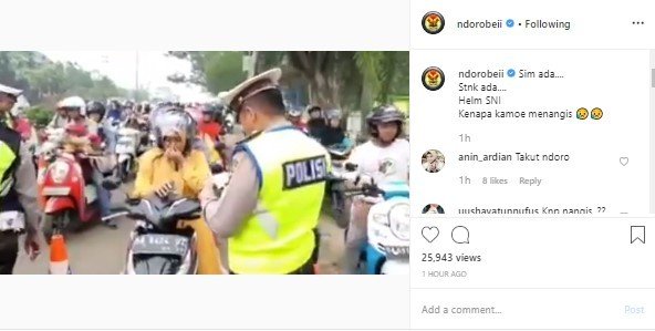 Pemotor Wanita Menangis Ketika Distop di Operasi Zebra. (Instagram/ndorobeii)