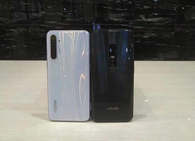 Komparasi realme XT vs Vivo V17 Pro. (Suara.com/Tivan Rahmat)