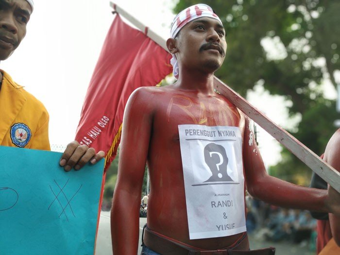 Sejumlah mahasiswa Universitas Halu Oleo (UHO) Kendari, Sulawesi Tenggara, turut serta dalam aksi demonstrasi di depan Patung Kuda, Jalan Medan Merdeka Barat, Jakarta Pusat, Senin (28/10/2019). [Suara.com/Muhammad Yasir]