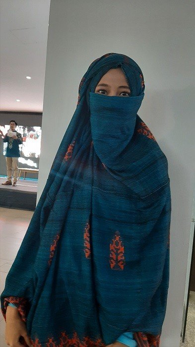Rimpu, sebuah busana yang menutup aurat para perempuan beragama Islam di Bima, Sumbawa, Nusa Tenggara Barat (NTB). (Suara.com/Dini Afrianti)