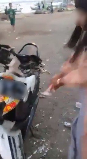 Honda Beat yang dirusak perempuang dengan menggunakan martil. (Facebook)