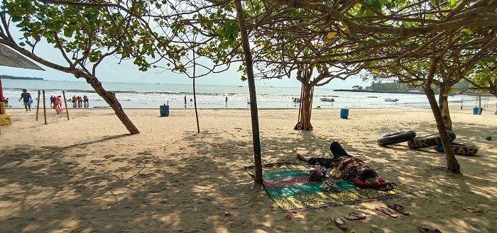 Pantai Carita di Pandeglang, Banten kini sepi pengunjung pasca tsunami selat sunda. (Suara.com/Yandhi Deslatama)