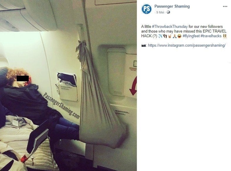 Penumpang tidur di pesawat dengan kaki digantungkan pada selimut. (Facebook/Passenger Shaming)