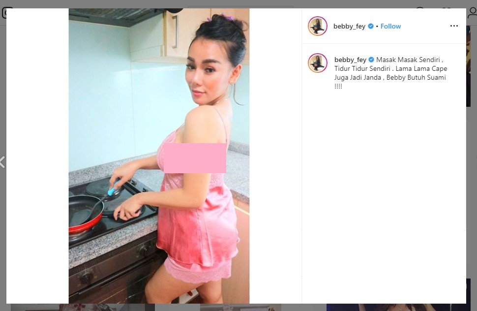 Pamer Foto Seksi di Dapur, Bebby Fey: Masak Sendiri, Tidur Sendiri. (instagram.com/bebby_fey)