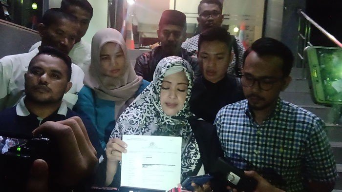 Fahira Idris, anggota DPD RI dari Jakarta, resmi melaporkan dosen Ilmu Komunikasi Universitas Indonesia Ade Armando ke Polda Metro Jaya, Jumat (1/11/2019) malam. [Suara.com/Yosea Arga Pramudita]