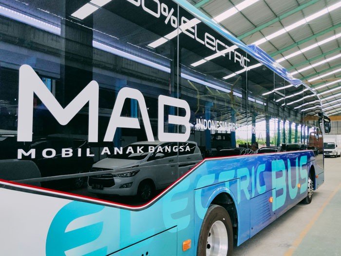 Bus listrik produksi PT Mobil Anak Bangsa di Jalan Raya Demak - Kudus KM5, Kabuaten Demak, Jawa Tengah. [Suara.com/Adam Iyasa]