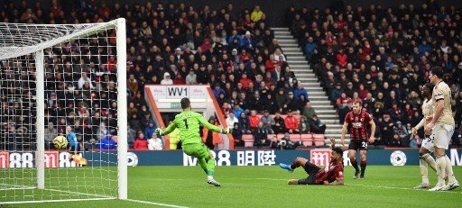 Pemain Bournemouth Joshua King menjebol gawang Manchester United dalam pertandingan Liga Inggris di Vitality Stadium, Sabtu (2/11/2019). [AFP]