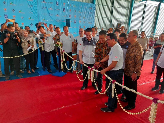 Founder PT MAB dan Co-Founder PT MAB Stephen Sulistyo, meresmikan produk perdana bus listrik, di di Karoseri Anak Bangsa, Demak, Jawa Tengah. Sabtu (2/11/2019). Dalam acara itu, PT MAB menyerahkan produk perdana ke Paiton Energy. [Suara.com/Adam Iyasa]