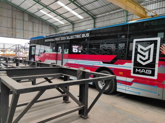 Bus listrik produksi PT Mobil Anak Bangsa di Jalan Raya Demak - Kudus KM5, Kabuaten Demak, Jawa Tengah. [Suara.com/Adam Iyasa]