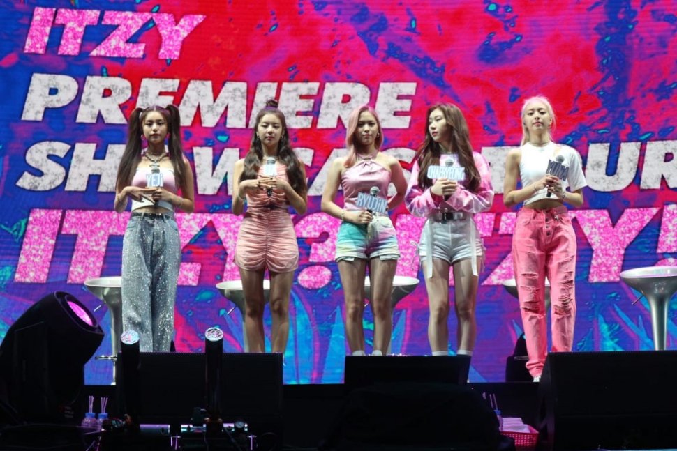 Itzy saat jumpa pers sebelum tampil di Plenary Hall, JCC, Jakarta Pusat, Sabtu (2/11/2019) [Suara.com/Sumarni]