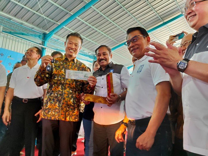 Founder PT MAB dan Co-Founder PT MAB Stephen Sulistyo, meresmikan produk perdana bus listrik, di di Karoseri Anak Bangsa, Demak, Jawa Tengah. Sabtu (2/11/2019). Dalam acara itu, PT MAB menyerahkan produk perdana ke Paiton Energy. [Suara.com/Adam Iyasa]