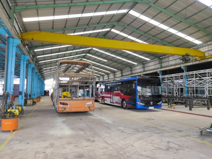 Bus listrik produksi PT Mobil Anak Bangsa di Jalan Raya Demak - Kudus KM5, Kabuaten Demak, Jawa Tengah. [Suara.com/Adam Iyasa]