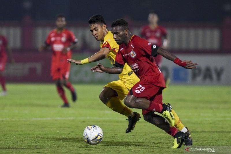 Pesepak bola Semen Padang FC Mariando Djonak Uropmabin (kanan) berusaha melewati hadangan pesepak bola Bhayangkara FC Alsan Putra Masat Sanda (kiri) dalam lanjutan Liga 1 Indonesia di Stadion PTIK, Jakarta, Sabtu (2/11/2019). Kedua tim bermain imbang dengan skor 2-2. ANTARA FOTO/Nova Wahyudi/wsj.