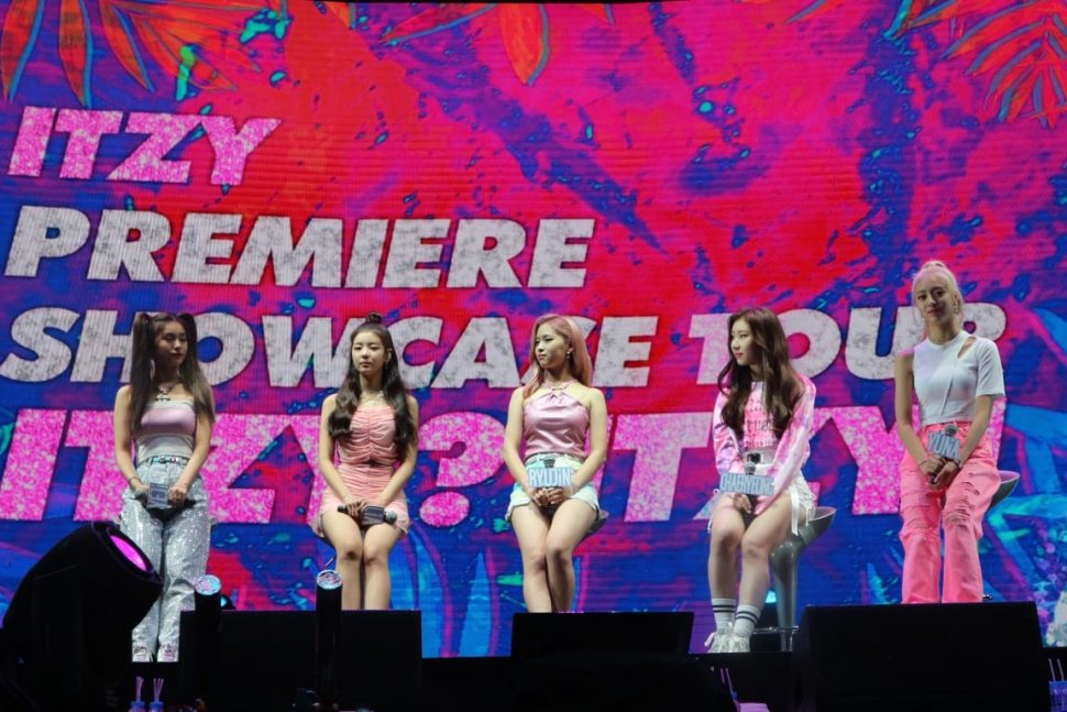 Itzy saat jumpa pers sebelum tampil di Plenary Hall, JCC, Jakarta Pusat, Sabtu (2/11/2019) [Suara.com/Sumarni]