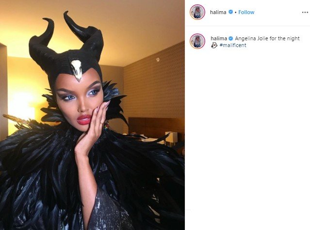 Halima Aden memakai kostum Maleficent saat Halloween. (Instagram/@halima)