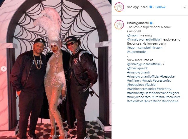 Naomi Campbell memakai karya Rinaldy Yunardi saat Halloween. (Instagram/@rinaldyyunardi)