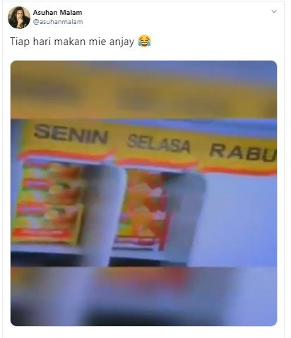 Cuplikan iklan jadul sekeluarga santam mie instan setiap hari. (Twitter/@asuhanmalam)