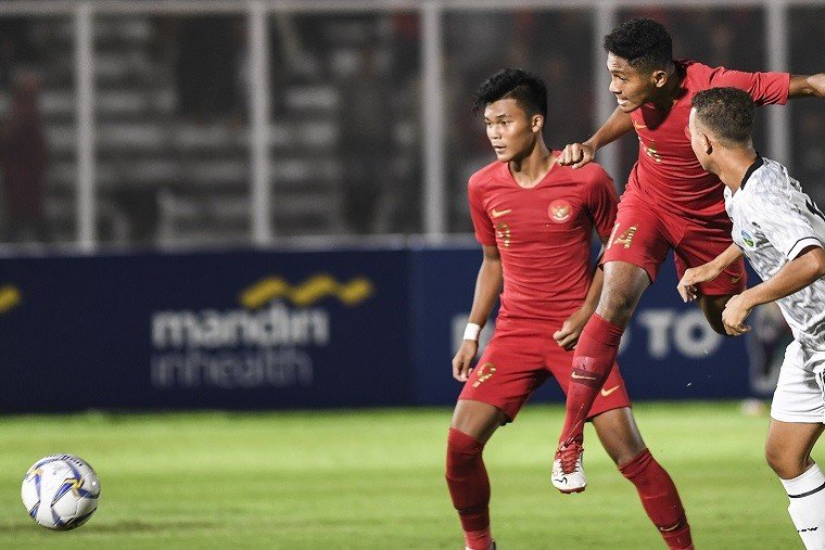 Pemain timnas Indonesia U-19 Muhammad Fajar Fathur (kedua kanan) melakukan sundulan yang menghasilkan gol ke gawang timnas Timor Leste U-19 pada laga babak kualifikasi grup K Piala Asia U-19 2020 di Stadion Madya Gelora Bung Karno, Senayan, Jakarta, Rabu (6/11/2019). ANTARA FOTO/Hafidz Mubarak A/foc.