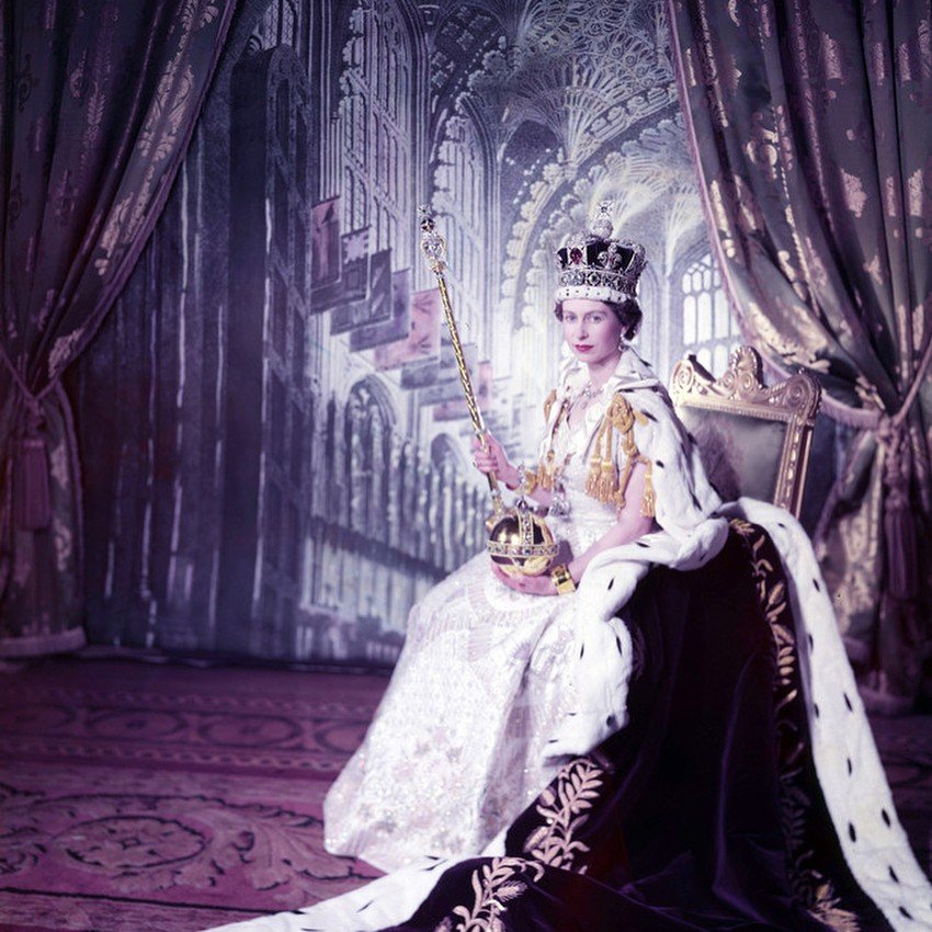 Ratu Elizabeth II saat naik tahta memakai mantel bulu hewan asli. (Instagram/@theroyalfamily)