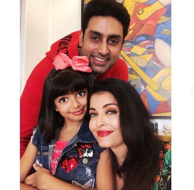 Abhishek Bachan bersama Aishwarya Rai dan putrinya Aaradhya. [Instagram]